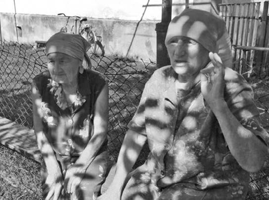 Abb. 4: Pani Kateryna (rechts im Bild) im Gespräch mit der ältesten Dorfbewohnerin