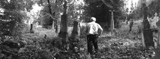 Abb. 9: Bürgermeister Wynnyzkyj im dt. Teil des Friedhofs von Dobrjanytschi